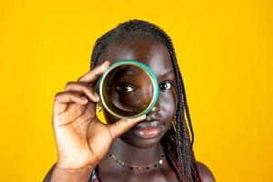 portrait de Jeune mignonne africain adolescent ayant amusement à la recherche dans un ethnique bracelet photo
