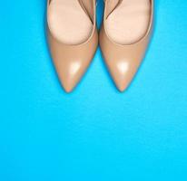 paire de beige aux femmes des chaussures avec une tranchant doigt de pied photo