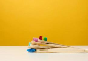 en bois brosses à dents sur une blanc arrière-plan, zéro déchets. photo