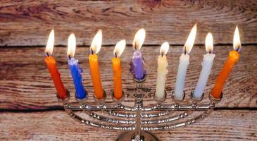 fête juive hanukkah fond avec menorah sur tableau noir photo