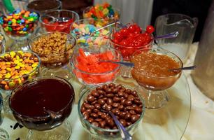 bonbons dans des bocaux en verre dans un magasin de bonbons photo