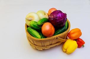 fruits et légumes isolés sur fond blanc photo