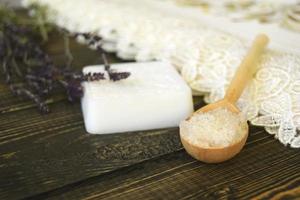 sel et fait maison savon avec herbes sur en bois Contexte photo