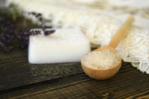 sel et fait maison savon avec herbes sur en bois Contexte photo