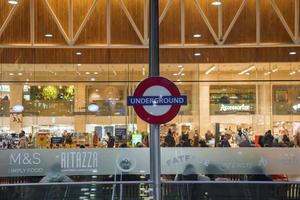 souterrain signe sur métallique pôle plus de verre mur à station dans Londres photo