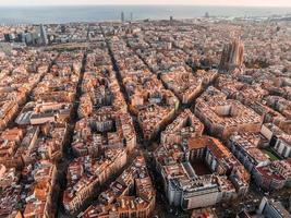 aérien vue de Barcelone ville horizon et sagrada familia cathédrale à le coucher du soleil. photo