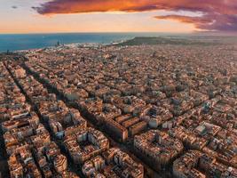 Barcelone rue aérien vue avec magnifique motifs dans Espagne. photo