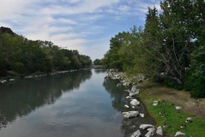 bleu ciels au dessus une rivière avec rive lignes photo