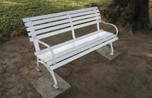 banc blanc dans un parc photo