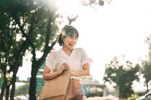 jeune femme asiatique d'affaires adulte marchant dans un parc public en plein air. photo