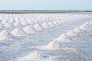 masse de sel dans la ferme salée de la mer salée photo