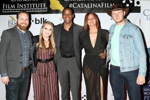 los angeles 25 septembre - james kondelik, katie cleese, kyle louis, brianna kellum, alston kellum au tapis rouge de gala du samedi du festival du film catalina 2021, au casino d'avalon le 25 septembre 2021 à avalon, ca photo