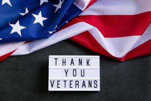 jour commémoratif. drapeau américain sur fond sombre. souvenez-vous et honorez. merci les vétérans. photo