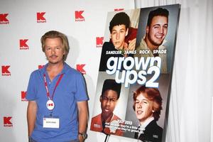 los angeles, 3 juillet - david spade commis au k-mart pour soutenir la marche des dix sous et promouvoir le film pour adultes 2 au k-mart le 3 juillet 2013 à los angeles, ca photo