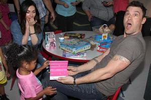 los angeles, 16 septembre - megan fox, brian austin green aux étoiles 4 sourires, célébrités visitant des enfants à l'hôpital du centre médical harbour-ucla le 16 septembre 2014 à torrance, ca photo