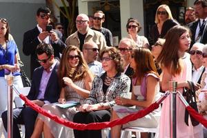 los angeles, 27 avril - troy garity, maria shriver, lily tomlin, eva longoria lors de la cérémonie d'installation des empreintes de mains et des empreintes de pas de jane fonda dans le ciment au théâtre chinois le 27 avril 2013 à los angeles, ca photo