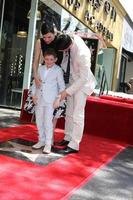 los angeles, 1er mai - julianna margulies, kieran lieberthal, keith lieberthal à la julianna margulies hollywood walk of fame star cérémonie au hollywood boulevard le 1er mai 2015 à los angeles, ca photo