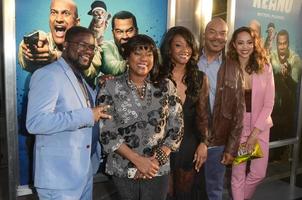 los angeles, 21 avril - inconnu, loretta devine, david alan greier, tiffany haddish, amber stevens à la première de keanu los angeles aux cinémas arclight hollywood le 21 avril 2016 à los angeles, ca photo