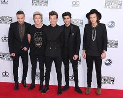 los angeles, 23 nov - une direction, liam payne, niall horan, louis tomlinson, zayn malik, harry styles aux american music awards 2014, arrivées au nokia theatre le 23 novembre 2014 à los angeles, ca photo