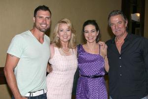 los angeles, 26 août - joshua demain, melody thomas scott, amelia heinle, eric braeden assistant au dîner des fans jeunes et agités 2011 à l'hôtel sheraton universel le 26 août 2011 à los angeles, ca photo