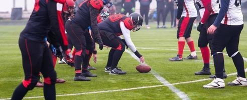 joueurs professionnels de football américain prêts à commencer photo