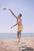 Joueur de beach-volley masculin photo