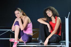 deux jolies filles au club de fitness photo