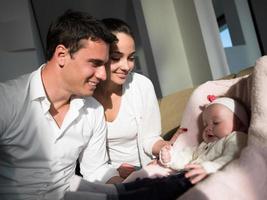 heureuse jeune famille à la maison photo