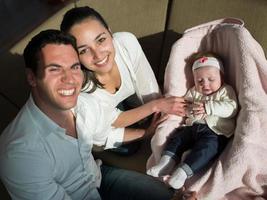 heureuse jeune famille à la maison photo