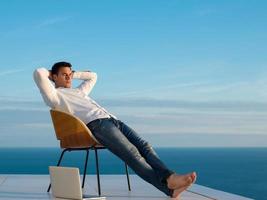 jeune homme détendu à la maison sur le balcon photo