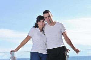 couple se reposant sur un balcon photo