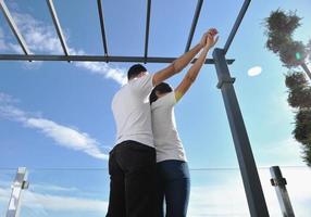 couple se reposant sur un balcon photo