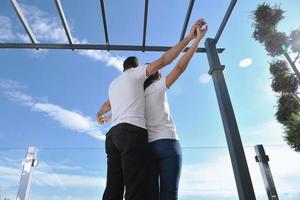 couple se reposant sur un balcon photo