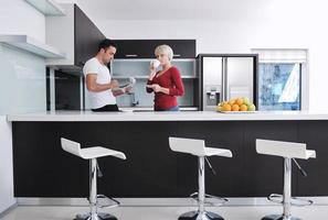 jeune couple s'amuse dans une cuisine moderne photo