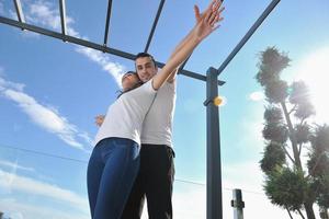 couple se reposant sur un balcon photo