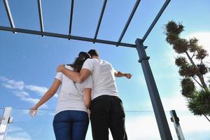 couple se reposant sur un balcon photo