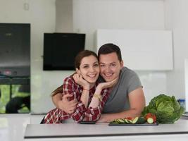 jeune couple dans la cuisine photo