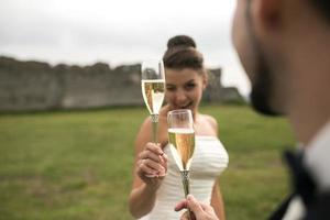 couple de mariés tinter des verres de champagne photo