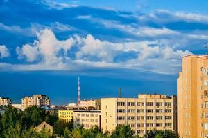 Résidentiel gratte-ciel Maisons. aérien vue de bâtiments dans banlieue photo