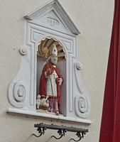 andernach, Allemagne - mai 26 2022 décoratif figurine représentant une catholique prêtre photo