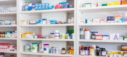 pharmacie pharmacie arrière-plan flou abstrait avec des médicaments et des produits de santé sur les étagères photo