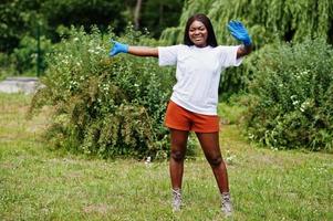 femme bénévole africaine dans le parc. concept de volontariat, de charité, de personnes et d'écologie en afrique. photo