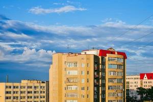 Résidentiel gratte-ciel Maisons. aérien vue de bâtiments dans banlieue photo