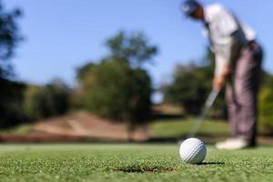 homme jouant au golf sur un terrain de golf. photo