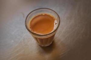 thé au lait frais ou kadak chai indien. photo