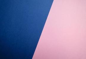 bleu et rose Contexte minimaliste concept, abstrait plat allonger Haut voir, vide image avec copie espace pour tout conception fins, coloré papier foncé bleu, brillant rose photo
