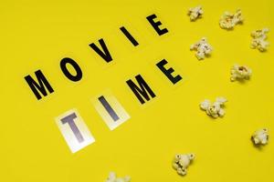 film temps texte caractères avec épars salé pop corn sur Jaune Contexte photo