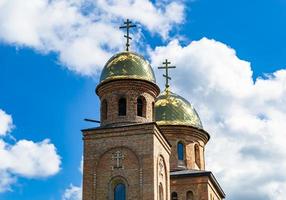 Croix de l'église chrétienne dans la haute tour du clocher pour la prière photo