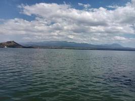 vue de le mer et montagnes dans bima Indonésie photo