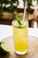 glacé limonade avec citrons verts sur en bois plaque. photo